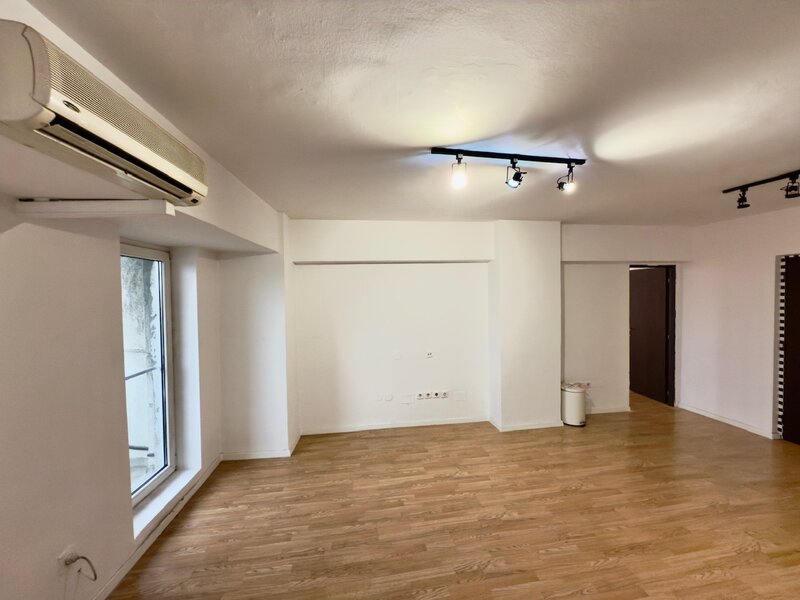 Piata Unirii, Sitraco, vizavi Hotel Horoscop, 2 camere, utilitati incluse